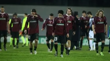 A TESTA BASSA. La mesta uscita dal campo dei giocatori del Porto. Contro un Siena nettamente più forte ieri ai granata è mancata anche la forza per lottare sul piano agonistico. E il punteggio, 1-4, è sincero