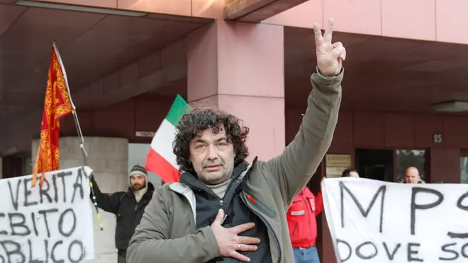 Manifestazione dei "Forconi" di fronte al Monte Paschi di Siena in Corso del Popolo, Mestre. Nella foto: Stefano Guerra