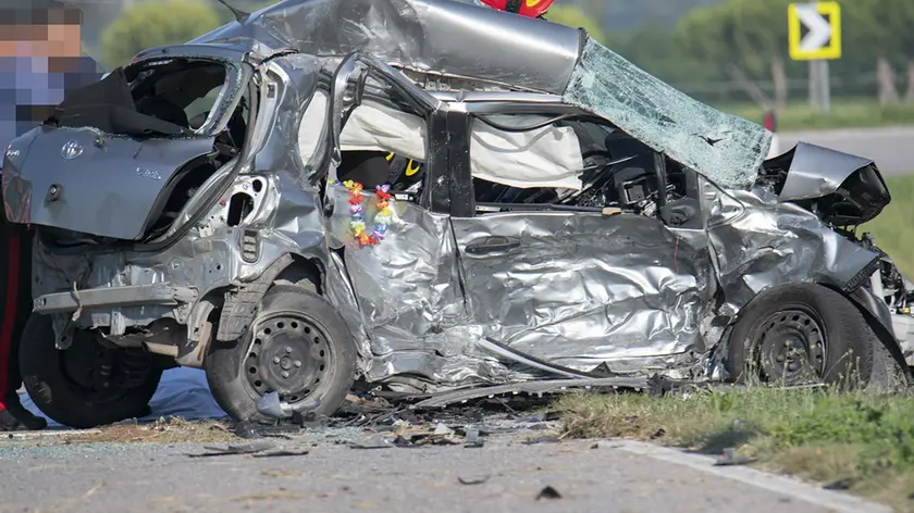Quel che resta della Toyota Yaris dopo il violentissimo impatto (foto Vianello)
