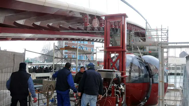 Tantucci Interpress Venezia, 01.03.2011.- Installazione ovovia sul Ponte della Costituzione.- Ovovia ponte della Costituzione