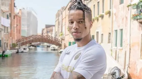 Tyronne Ebuehi in allenamento, sopra a Venezia Credit Venezia Fc