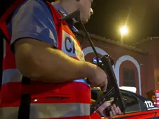 Poliziotti e carabinieri impegnati in controlli a Tor Bella Monaca a Roma in una recente foto d'archivio. E' in corso un vertice in questura in merito all'episodio del duplice omicidio avvenuto durante una rapina a Roma ieri. Nel corso della riunione è stato disposto l'immediato raddoppio del numero delle volanti impegnate sul territorio per il turno notturno, mantenendo in servizio gli equipaggi del turno serale che proseguiranno per tutta la notte per concorrere nelle ricerche degli autori della sparatoria..ANSA / MASSIMO PERCOSSI