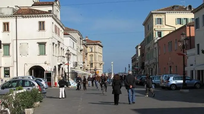 Dinello: mph05a Elisabetta Donaggio..Chioggia:Corso del Popolo al palazzo Morosini alcuni scorci di Chioggia per archivio