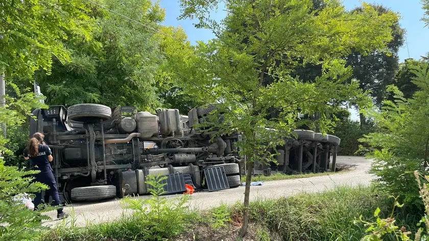 Torre di Mosto, camion carico di barbabietole si ribalta: ferito l’autista