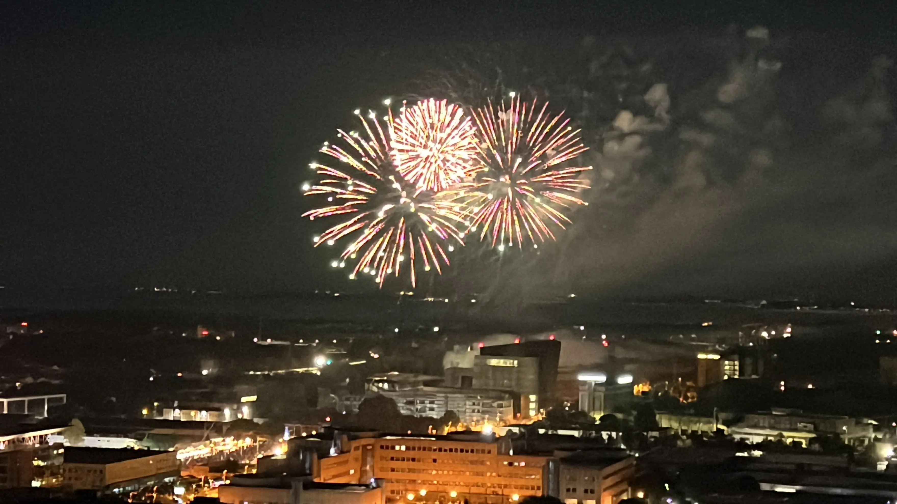 Venerdì sera alle 22 dalla zona di "Mes3Land", il lunapark di via Torino, sono partiti i fuochi d'artificio per festeggiare il patrono di Mestre, San Michele. Ecco lo spettacolo immortalato dal nostro fotografo, Lorenzo Porcile
