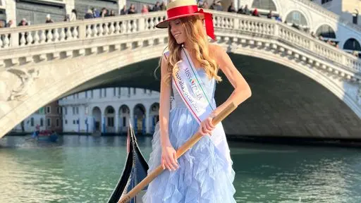 Sara Pilla con la fascia di Miss Social nel 2022