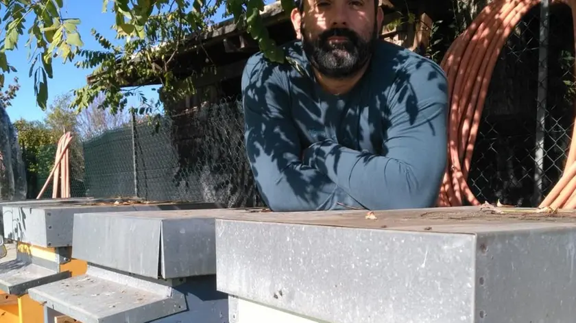 L’apicoltore Matteo Giora con le sue arnie a Fossò