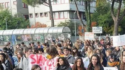 SAN DONA' DI P. - DINO TOMMASELLA - COLUCCI- SCIOPERO STUDENTI DEL LICEO MONTALE - PARTENZA DEL CORTEO DALLA CITTADELLA SCOLASTICA