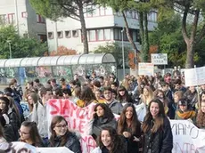 SAN DONA' DI P. - DINO TOMMASELLA - COLUCCI- SCIOPERO STUDENTI DEL LICEO MONTALE - PARTENZA DEL CORTEO DALLA CITTADELLA SCOLASTICA