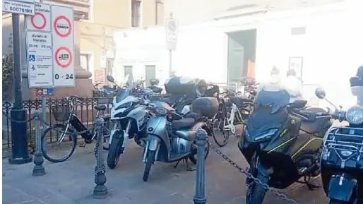 Parcheggio selvaggio davanti alla chiesa di San Giacomo Apostolo a Chioggia