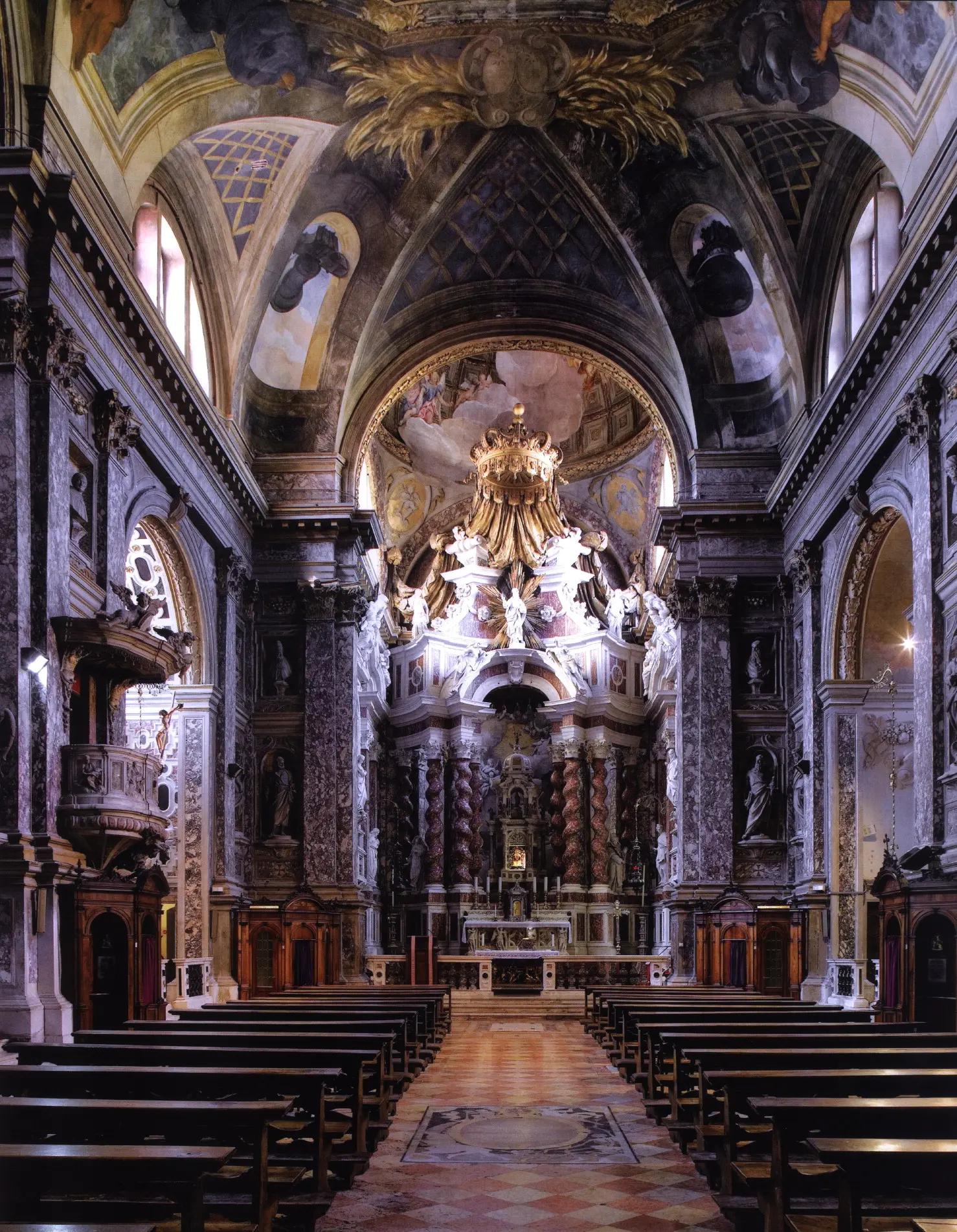 L'interno della chiesa