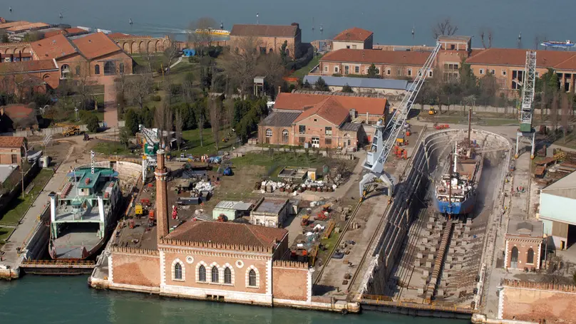 Veduta aerea dell'Arsenale e dei bacini di carenaggio, Venezia, in un'immagine diffusa oggi 16 giugno 2011. ANSA / CONSORZIO VENEZIA NUOVA