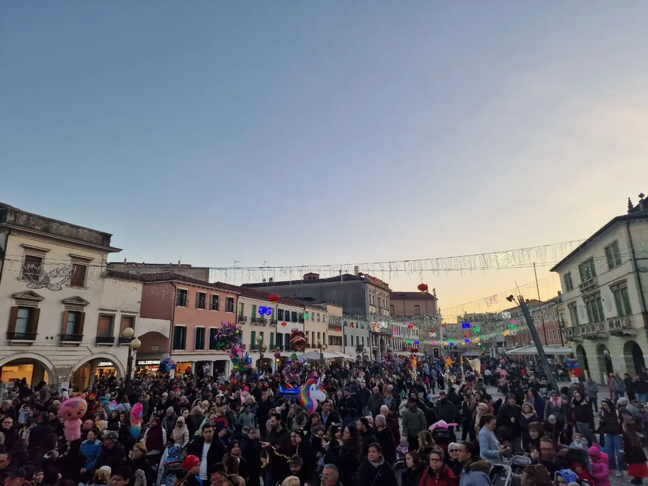 Diciotto giorni di festa che hanno portato il divertimento in tutte le "città di Venezia". Una pantegana galleggiante, cortei acquei, carri allegorici, spettacoli diffusi, rievocazioni storiche, la grazia delle 12 Marie e la magia del fuoco che incontra l’acqua all’Arsenale. Tutto questo è stato il Carnevale di Venezia 2024 “Ad Oriente. Il mirabolante viaggio di Marco Polo”, che oggi si è chiuso con il saluto da Piazza San Marco della Maria vincitrice del Carnevale 2024, Silvia Zecchin, la sfilata dei carri a Zelarino, l’ultimo spettacolo di “Terra Incognita”, nelle acque dell’Arsenale di Venezia, capace di immagare con il suo racconto ancestrale e le feste mascherate nei palazzi.