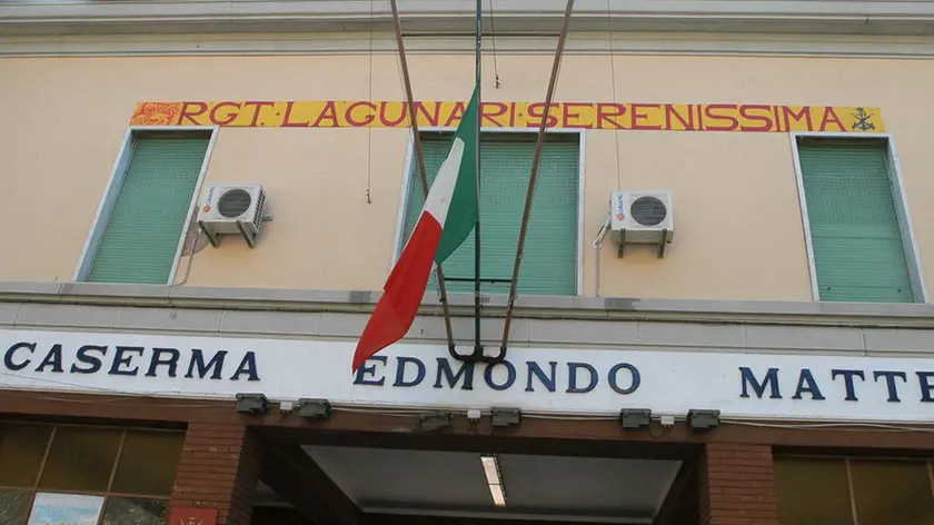 MESTRE 17/05/04 VIA TERRAGLIO CASERMA DEI LAGUNARI "MATTER" LA BANDIERA MEZZ'ASTA PER LA MORTE DEL MILITARE MATTEO VANZAN A NASSIRIYA © M. Bertolin richiesto da MION via TERRAGLIO CASERMA DEI LAGUNARI MATTER BANDIERA MEZZ_ASTA PER LA MORTE DEL MILITARE MATTEO VANZAN UCCISO A NASSIRYA