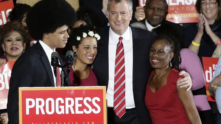 Bill de Blasio con la famiglia EPA/JASON SZENES