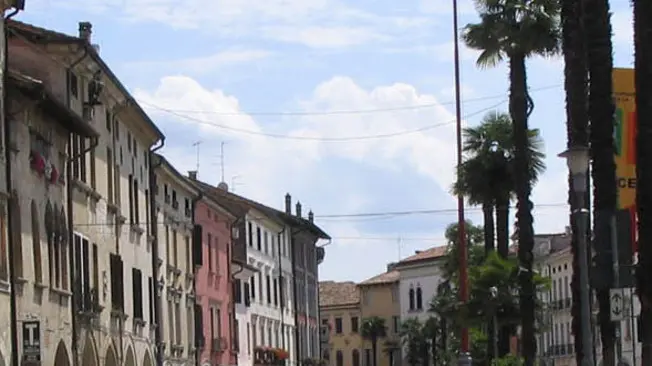 FG PORTOGRUARO 24-07-05 LA CITTA' DESERTA VIALE MARTIRI IL CENTRO UN SOLO BAR IN TUTTA LA VIA APERTO (CE NE SONO OLTRE 15)