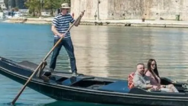 Andrea Mišetic sulla sua gondola con i primi turisti a Traù