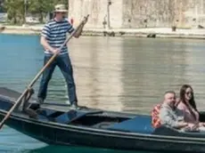 Andrea Mišetic sulla sua gondola con i primi turisti a Traù