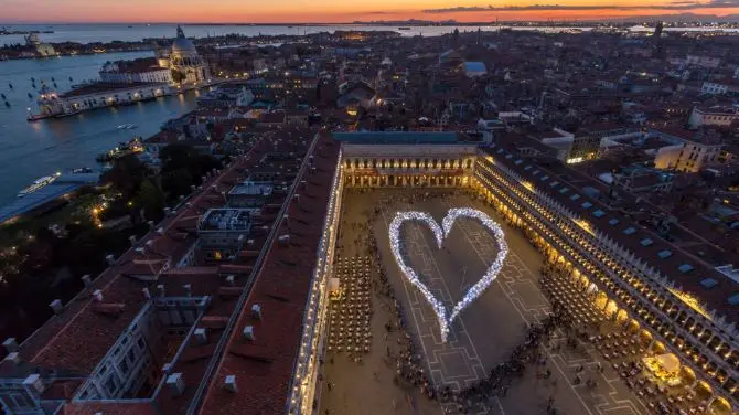 Il gigantesco cuore in piazza San Marco