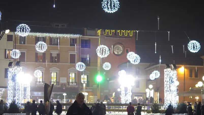 GIORNALISTA: Scattolin .AGENZIA FOTO: Candussi.LUOGO: piazza Ferretto.DESCRIZIONE: si inaugura la stagione natalizia con l'accensione delle luci in piazza Ferretto alla presenza del sindaco Brugnaro e del questore