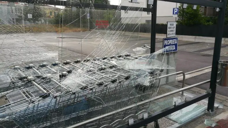 La pensilina del deposito carrelli al Maxì, distrutta dai giovani vandali