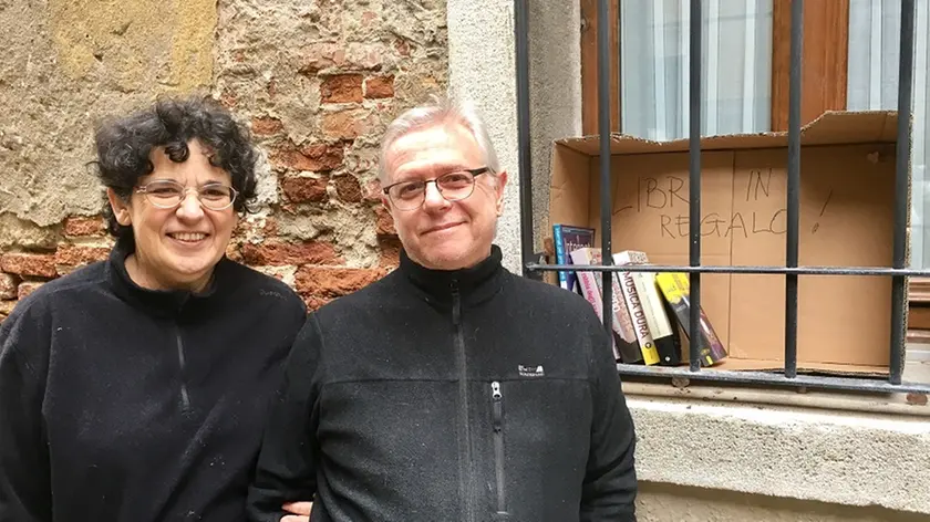 Mariagrazia Bonello e Riccardo Farnea con i loro "libri in regalo"