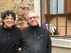 Mariagrazia Bonello e Riccardo Farnea con i loro "libri in regalo"