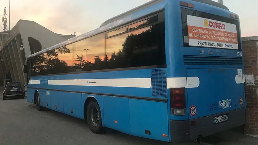 Il bus fermo dopo l'aggressione