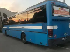 Il bus fermo dopo l'aggressione