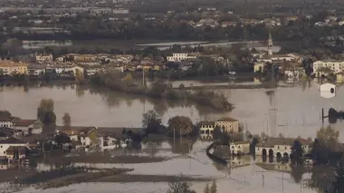 Il professor Luigi D’Alpaos. A destra l’alluvione a sud di Padova