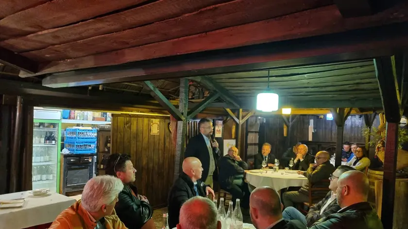 Gianluca Forcolin parla alla serata con gli amici in vista delle nozze di sabato 7 maggio