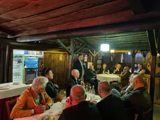 Gianluca Forcolin parla alla serata con gli amici in vista delle nozze di sabato 7 maggio
