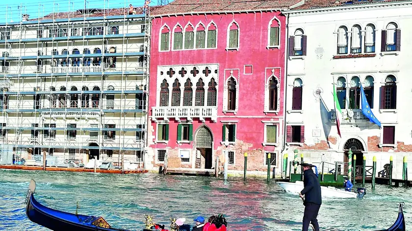 Palazzo Erizzo Morin, al centro, con gli intonaci di colore rosso