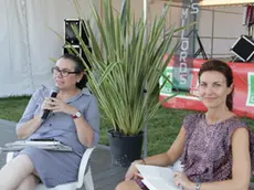 La direttrice della Nuova Venezia Pierangela Fiorani incontra la deputata Alessandra Moretti alla festa del PD di Zelarino