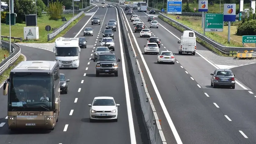 MORSEGO - DINO TOMMASELLA - NOVENTA -TRAFFICO IN AUTOSTRADA NEI PRESSI AREA SOSTA CALSTORTA