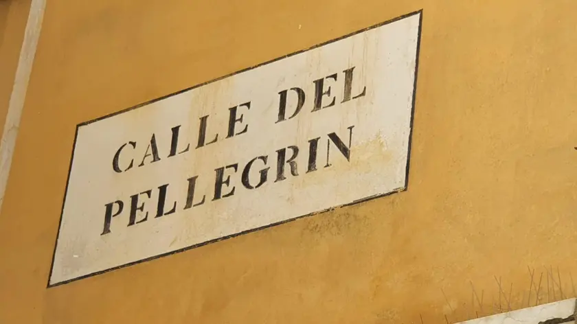 Per creare un nizioleto ci sono regole ben precise. Tra queste che le lettere vengano fatte con l’aiuto di forme di latta (chiamate dime) e che lo sfondo bianco abbia uno riquadro (tipo cornice) di colore nero.