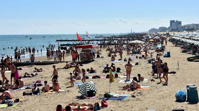 DE POLO - DINO TOMMASELLA - JESOLO LIDO - LA SPIAGGIA GREMITA DI BAGNANTI