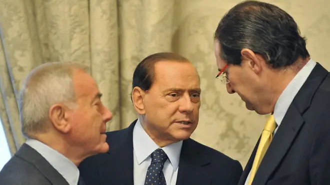 20091106 - ROMA - POL - BERLUSCONI, INTESA CON PUGLIA E VENETO PER INFRASTRUTTURE. Il presidente del Consiglio dei Ministri Silvio Berlusconi (c) con il governatore del Veneto Giancarlo Galan (d) e il sottosegretario Gianni Letta (s) dopo la firma degli accordi sulle infrastrutture a palazzo Chigi, oggi 6 novembre 2009. ''Abbiamo firmato con il Veneto e la Puglia un programma per completare le infrastrutture stradali, ferroviarie e portuali in modo che queste due regioni siano piu' moderne e possano garantire lo spostamento e la sicurezza dei cittadini''. Lo ha detto il premier Berlusconi nel corso della conferenza seguita alla firma dell'intesa con i governatori di Veneto e Puglia, rispettivamente Giancarlo Galan e Nichi Vendola. ANSA/MAURIZIO BRAMBATTI/BT-i52/ DBA