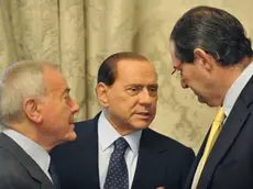 20091106 - ROMA - POL - BERLUSCONI, INTESA CON PUGLIA E VENETO PER INFRASTRUTTURE. Il presidente del Consiglio dei Ministri Silvio Berlusconi (c) con il governatore del Veneto Giancarlo Galan (d) e il sottosegretario Gianni Letta (s) dopo la firma degli accordi sulle infrastrutture a palazzo Chigi, oggi 6 novembre 2009. ''Abbiamo firmato con il Veneto e la Puglia un programma per completare le infrastrutture stradali, ferroviarie e portuali in modo che queste due regioni siano piu' moderne e possano garantire lo spostamento e la sicurezza dei cittadini''. Lo ha detto il premier Berlusconi nel corso della conferenza seguita alla firma dell'intesa con i governatori di Veneto e Puglia, rispettivamente Giancarlo Galan e Nichi Vendola. ANSA/MAURIZIO BRAMBATTI/BT-i52/ DBA