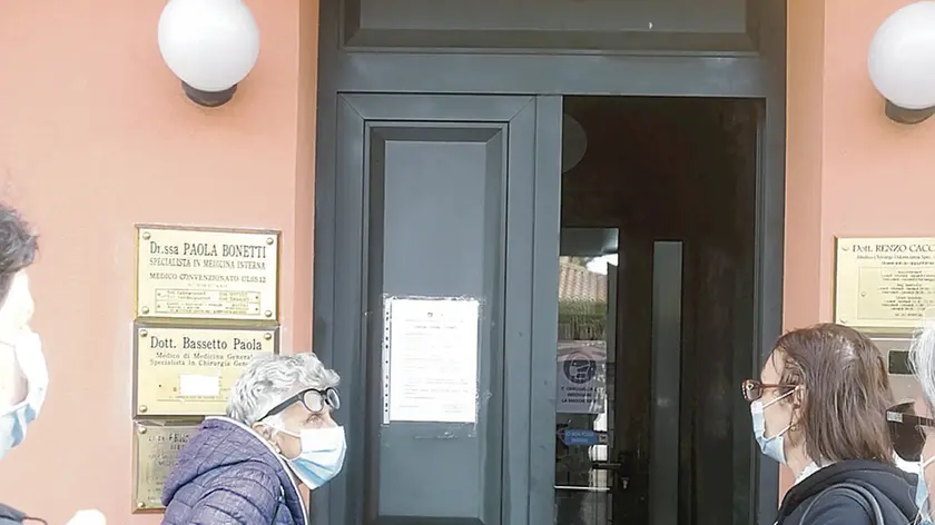 Pazienti fuori dall’ambulatorio medico del dottor Cacciolato