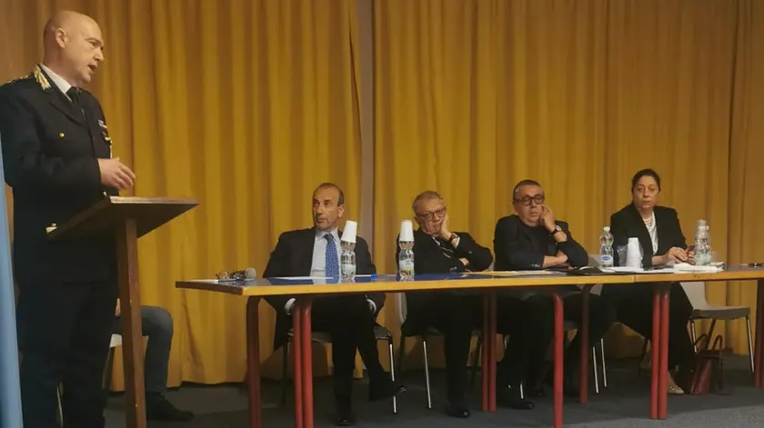 L’incontro con il prefetto e i dirigenti responsabili delle forze dell’ordine con i residenti del quartiere Pertini