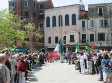 Interpress/Mazzega Pellicani Venezia, 25.04.2013.- 25 Aprile, "il percorso della memoeria".- Nella foto l'alzabandiera in Campo Ghetto