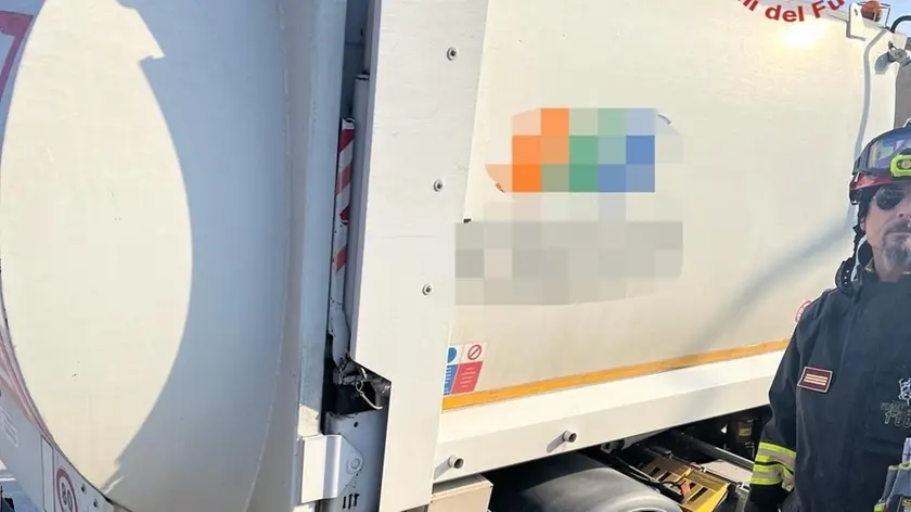 Il camion sprofondato nella voragine