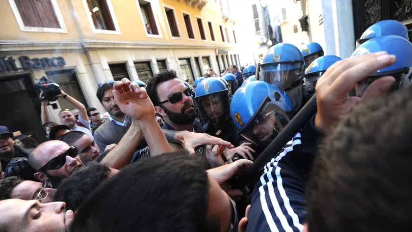 Pellicani Venezia 13.10.2011.- Manifestazione Centri Sociali. Banca D'Italia e Rialto.- Interpress Pellicani Venezia 13.10.2011.- Manifestazione Centri Sociali. Banca D_Italia e Rialto.- Interpress