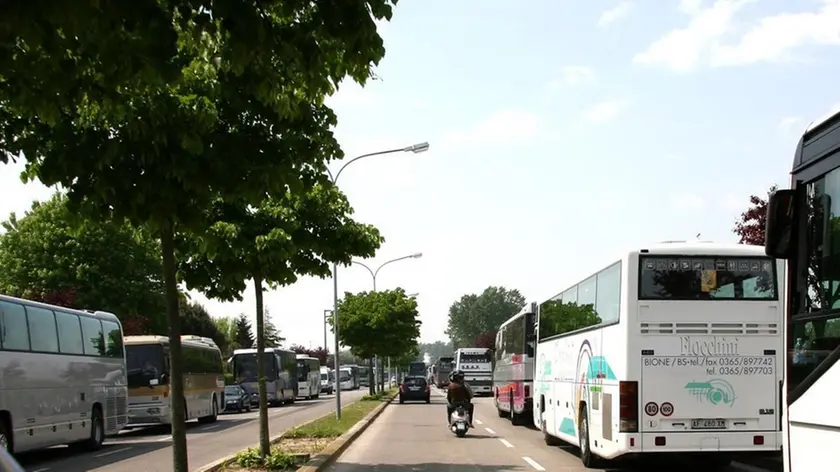 MORSEGO F.GAVA. JESOLO RADUNO NAZIONALE ARTIGLIERI D'ITALIA I PULMAN PER IL TRASPORTO DEI PARTECIPANTI ALLA SFILATA