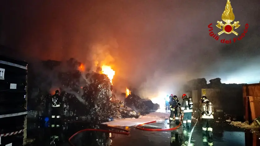 I vigili del fuoco al lavoro alla Zaccheo Ambiente