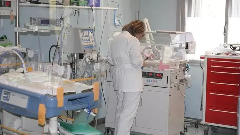 Il neonato è sopravvissuto al terribile impatto e all'incendio