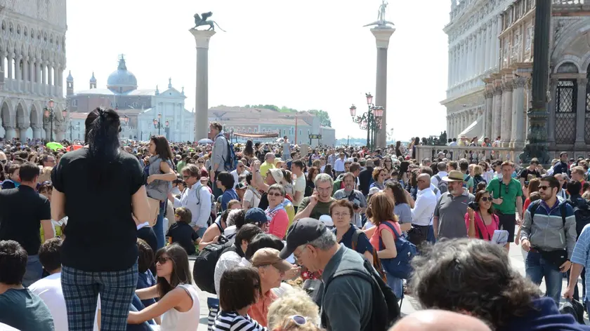 INTERPRESS/GF TAGLIAPIETRA. VENEZIA INVASA DAI TURISTI. 25.04.2014.-.