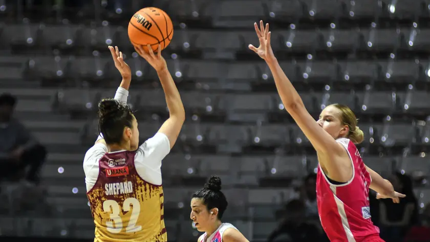 Shepard al tiro: Umana Reyer sconfitta nel derby contro Schio (Foto Editoriale Report)