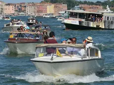 Interpress\M.Tagliapietra Venezia 20.06.2018.- Traffico e moto ondoso in Canal Grande